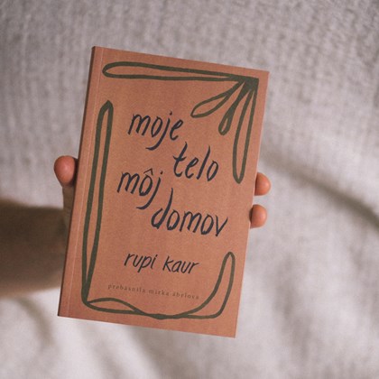 Tretia zbierka Rupi Kaur je milostným listom sebe. Opäť ju preložila Mirka Ábelová