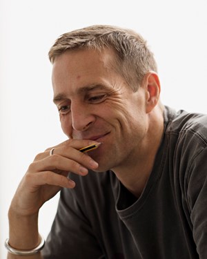 Oceňovaný román Reštaurácia The Hills je jubilejným stým tituom značky Lindeni