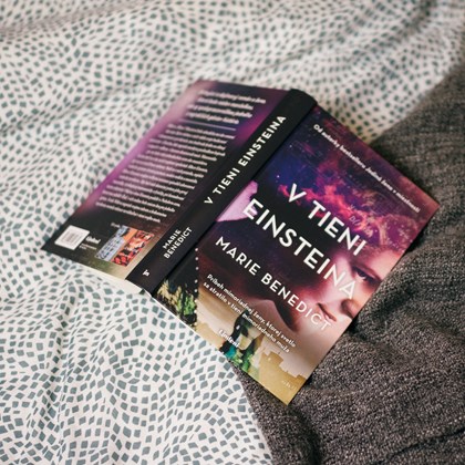 V tieni Einsteina - príbeh ďalšej výnimočnej ženy od rešpektovanej autorky Marie Benedictovej