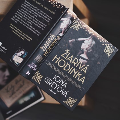 Žiarivá hodinka - román o vášni, strate a tajomstvách medzi dvomi svetovými vojnami